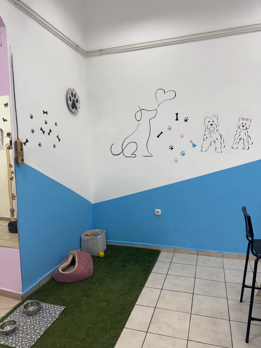Kutak za igru s umjetnom travom i igračkama
